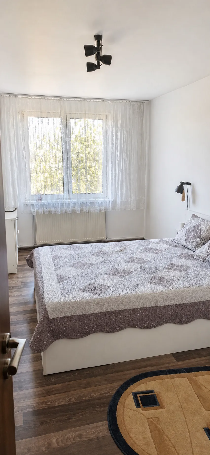 Fotografie – Apartament cu 3 camere decomandat în Tunari, 69 m², renovat, Tunari, aproape de parc și piață